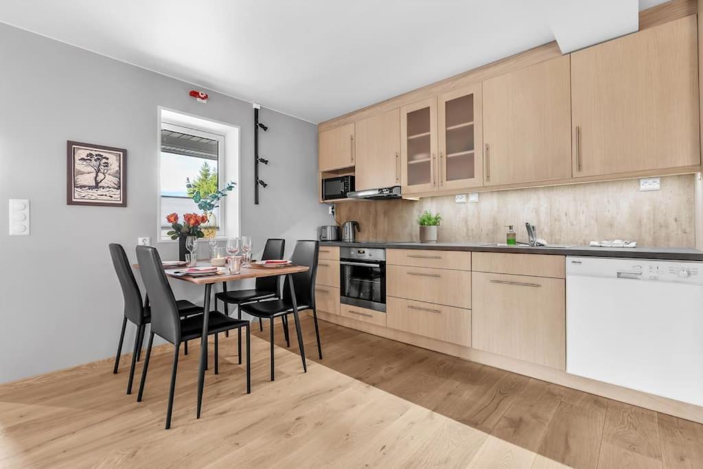 Modern Easy-living In Neighborhood